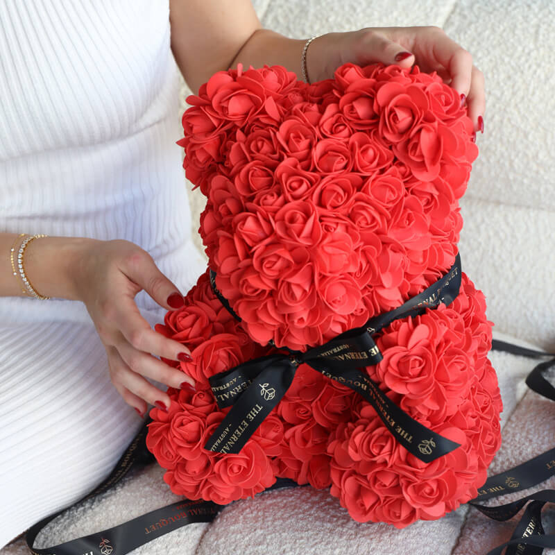 Декоративно мече от рози – уникален подарък за специален човек